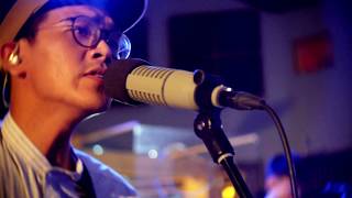 [問卦] 手捀一杯酒 我心內蹛著一個人