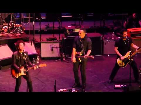 Willie Nile (w Bruce Springsteen) - One Guitar - Light Of Day 2015 - Paramount Theatre