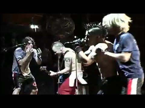 Red Hot Chili Peppers distrubed by Foo Fighters On Stage (HD)