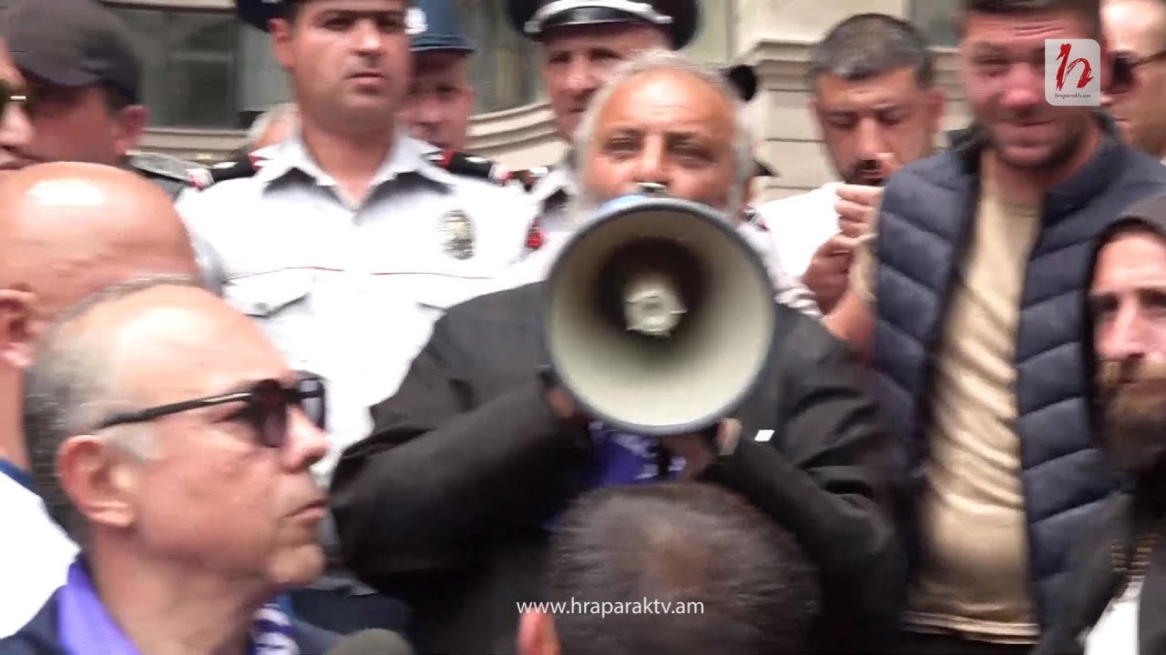 #Ուղիղ. Բագրատ սրբազանը և աջակիցները շարժվում են դեպի ԱԳՆ