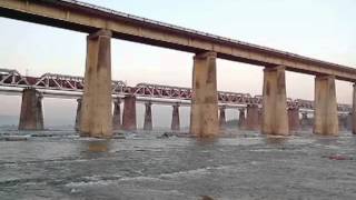 preview picture of video 'Devotee offer Prayer to  Praying at Narmada river Hosangabad Madhya Pradesh India'
