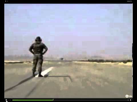 Caça passa a poucos metros da cabeça de soldado