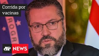Ministro Ernesto Araújo nega entraves políticos em atraso na entrega de vacinas por Índia e China