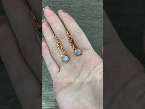 Подарок девушке - серьги с подвесками "Скрепки меандр в золоте и цирконы" ювелирный сплав в бархатном футляре - фото 2 - id-p1893629892