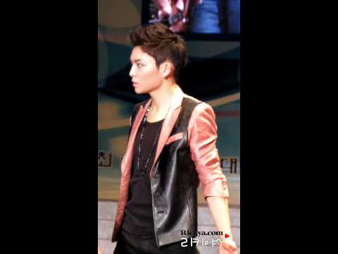 111027 taekyeung college festival - clap by Rickya.com