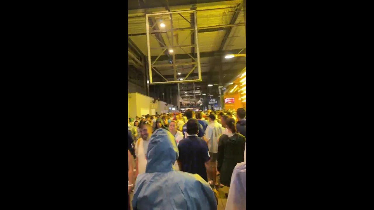 فيديو | مشاهد مباشرة | الجماهير تنتظر خارج ملعب فيلادلفيا بسبب الأمطار خلال مباراة العراق وفرنسا
