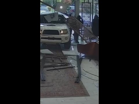 Jewelry store worker fires at thieves in failed robbery