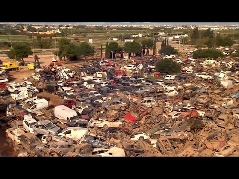Riesiger Autofriedhof in Catarroja zeigt das Ausmaß der verheerenden Überschwemmungen in Spanien