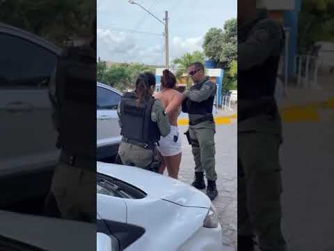 Tapa da PM em mãe suspeita de agredir filha: Vídeo revela momento tenso , em Pernambuco.