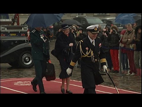 Dronning Margrethe indleder sommertogtet i silende regnvejr - DR Nyheder