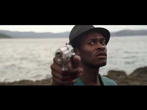 Female diver Kate Hudson fight underwater