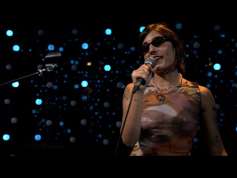 Cariño - Canción De Pop De Amor (Live on KEXP)