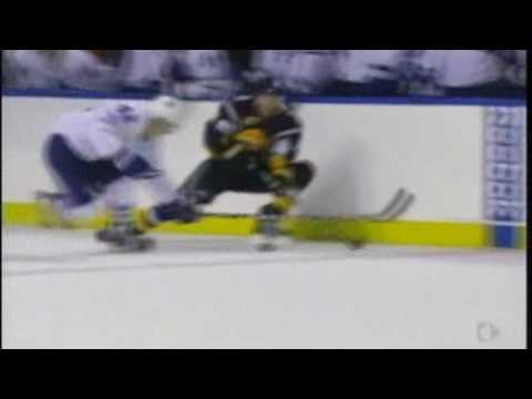 Tyler Bozak Shows Off His Inner Goalie