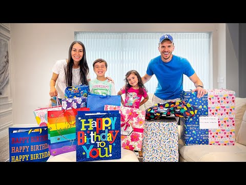 ABRINDO OS PRESENTES DE ANIVERSÁRIO DO MARCOS E DA LAURA - Família Brancoala