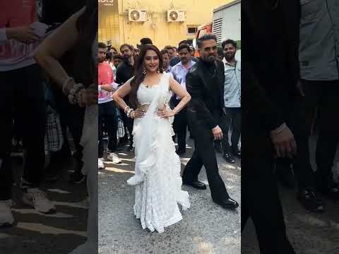 Sunil Shetty is so funny how cutely he is peeping from behind #bollywood #madhuridixit #sunielshetty