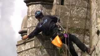 preview picture of video 'Nettoyage du clocher de l'église St Thurien de Plogonnec 24 Avril 2014'