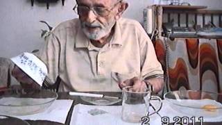 בידיים נקיות הפרדת חלמון מחלבון בביצה (ידידנו היקר משה רצון ז"ל) - התמונה מוצגת ישירות מתוך אתר האינטרנט יוטיוב. זכויות היוצרים בתמונה שייכות ליוצרה. קישור קרדיט למקור התוכן נמצא בתוך דף הסרטון