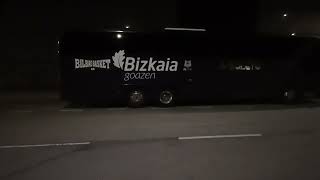 autocar del Bilbao basket 🏀 estacionado enfrente del polideportivo Fernando Martín de fuenlabrada