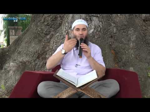 Hoxhë Muharem Ismaili dhe disa fëmijë në obor të Xhamisë