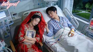 CEO froid, sans sourire depuis l'accident. Il voit sa fiancée fatiguée somnoler à côté. Il sourit!