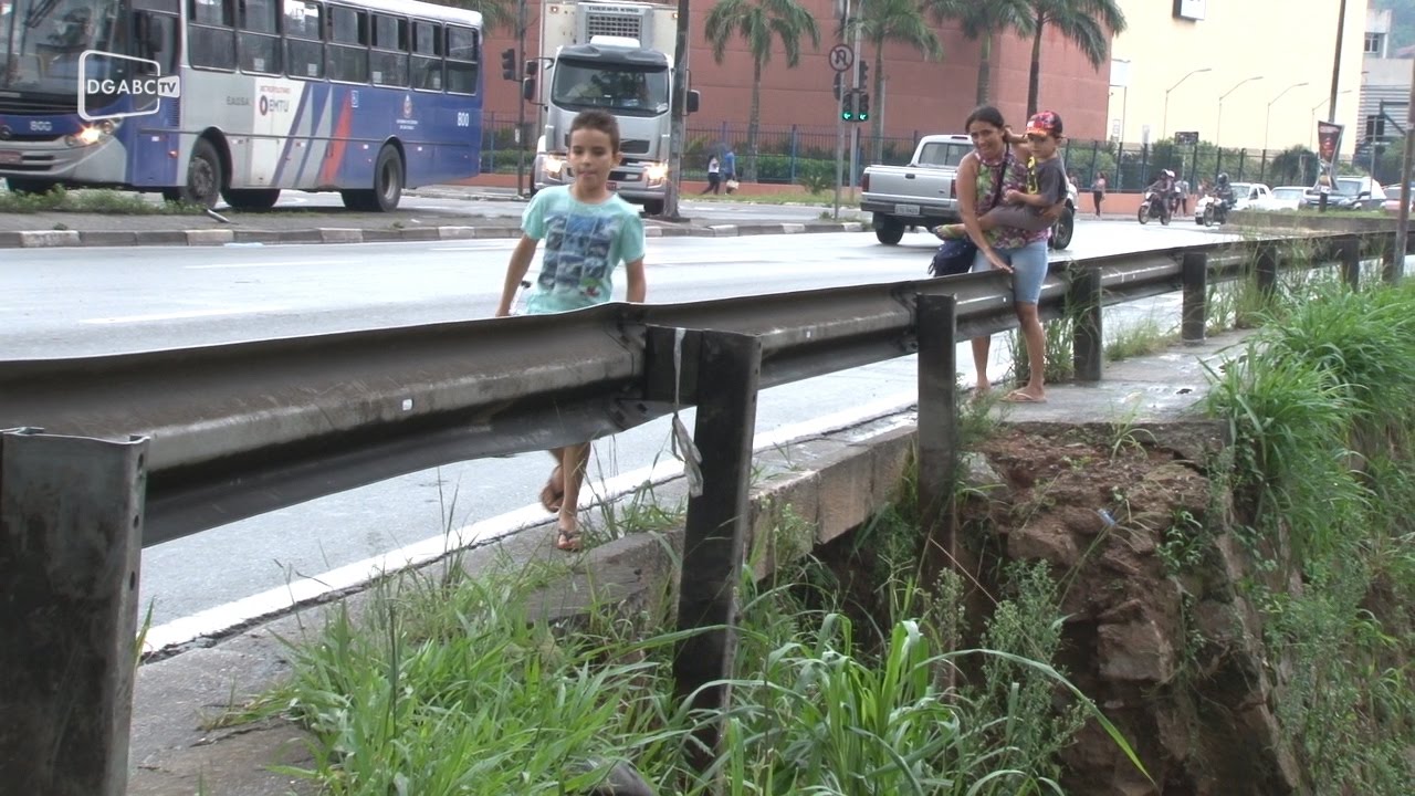 Cratera às margens do Tamanduateí coloca população em risco;