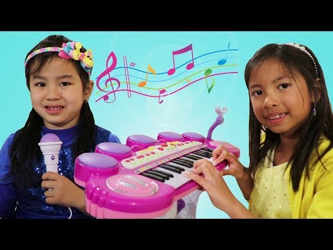 Jannie Learns to Play Piano w/ Wendy & Lyndon! Kids Start a Music Band Video