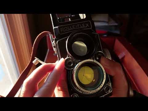 Quick vid: The Rolleiflex 2.8 is a mechanical marvel
