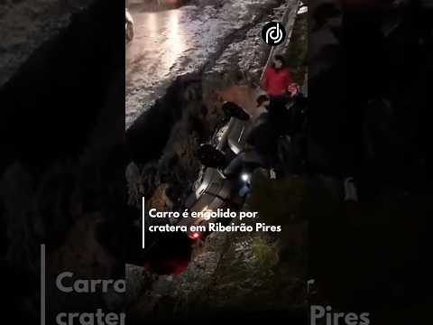 Carro é engolido por cratera em Ribeirão Pires