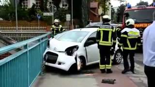 preview picture of video 'Unfall in Northeim: Auto droht abzustürzen'