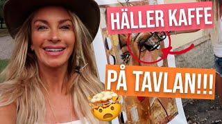 Målar tavlor med kaffe