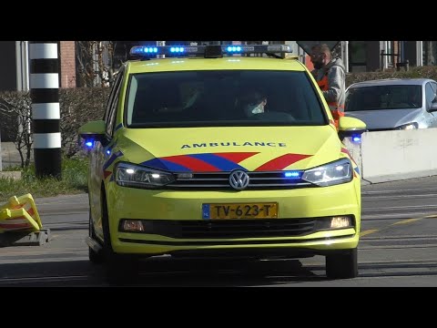 [Tractor blokkeert weg en rijdt wegafzetting kapot] Rapid Responder 09-345 met spoed in Nieuwegein