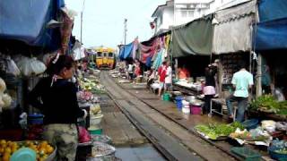 preview picture of video 'Amazing Thailand!! : Railway Market : Maeklong'