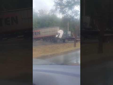 Colisão entre caminhão e semirreboque mobiliza equipes em Montes Claros