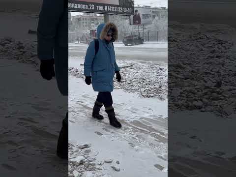 "Городские пейзажи Якутска: На Петра Алексеева, 10 открыли "канализационный фонтан". #shots