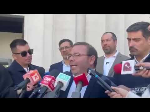 Alcaldes llegan con ataúd a La Moneda para rechazar recortes