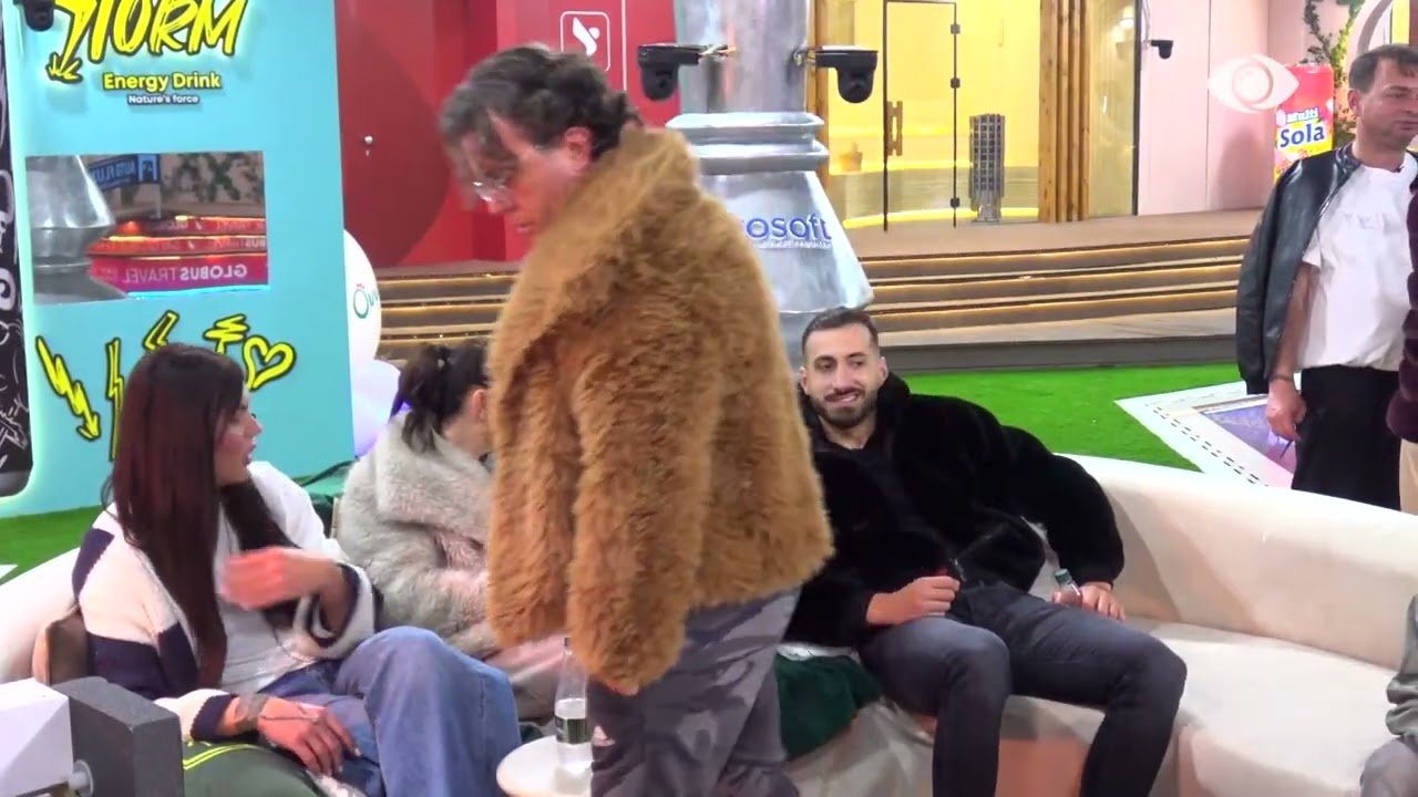 “Jozi do t’i propozojë vajzës”/ Amber dhe Rozana batuta me banorët