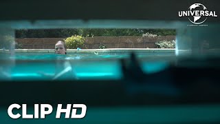 Universal Pictures LA PISCINA - Elliot oye una voz en la piscina anuncio