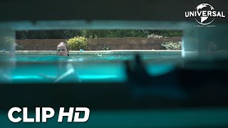 Clip - Elliot oye una voz en la piscina