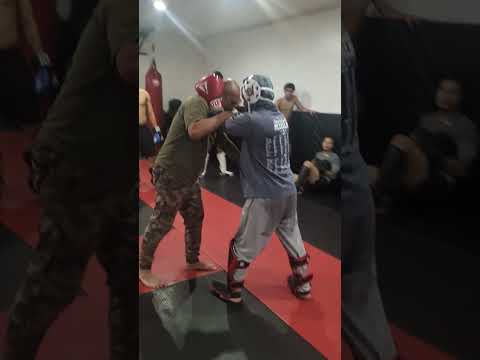 ABUNAI MMA - B-block/slip, knee guard to sweep (he asked to see again #4) #muaythai #mma #kickboxing