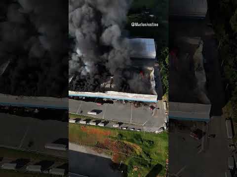 Galpão do supermercado BH no bairro Canaã, em Viana-ES pegando fogo