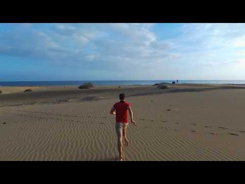 Courir dans les dunes de Maspalomas suivi du drone Parrot Bebop 2 power
