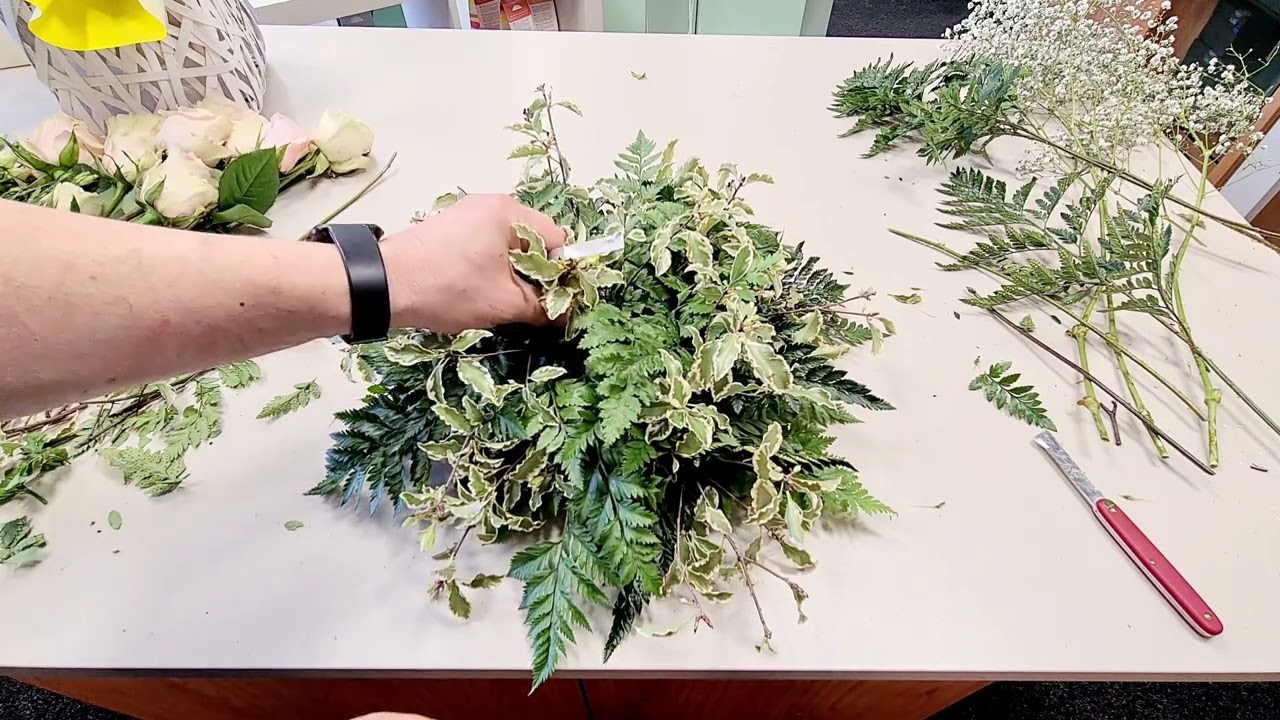 Tutorial centrotavola con rose rosa e lisianthus per Battesimo - Fiorista Bandera