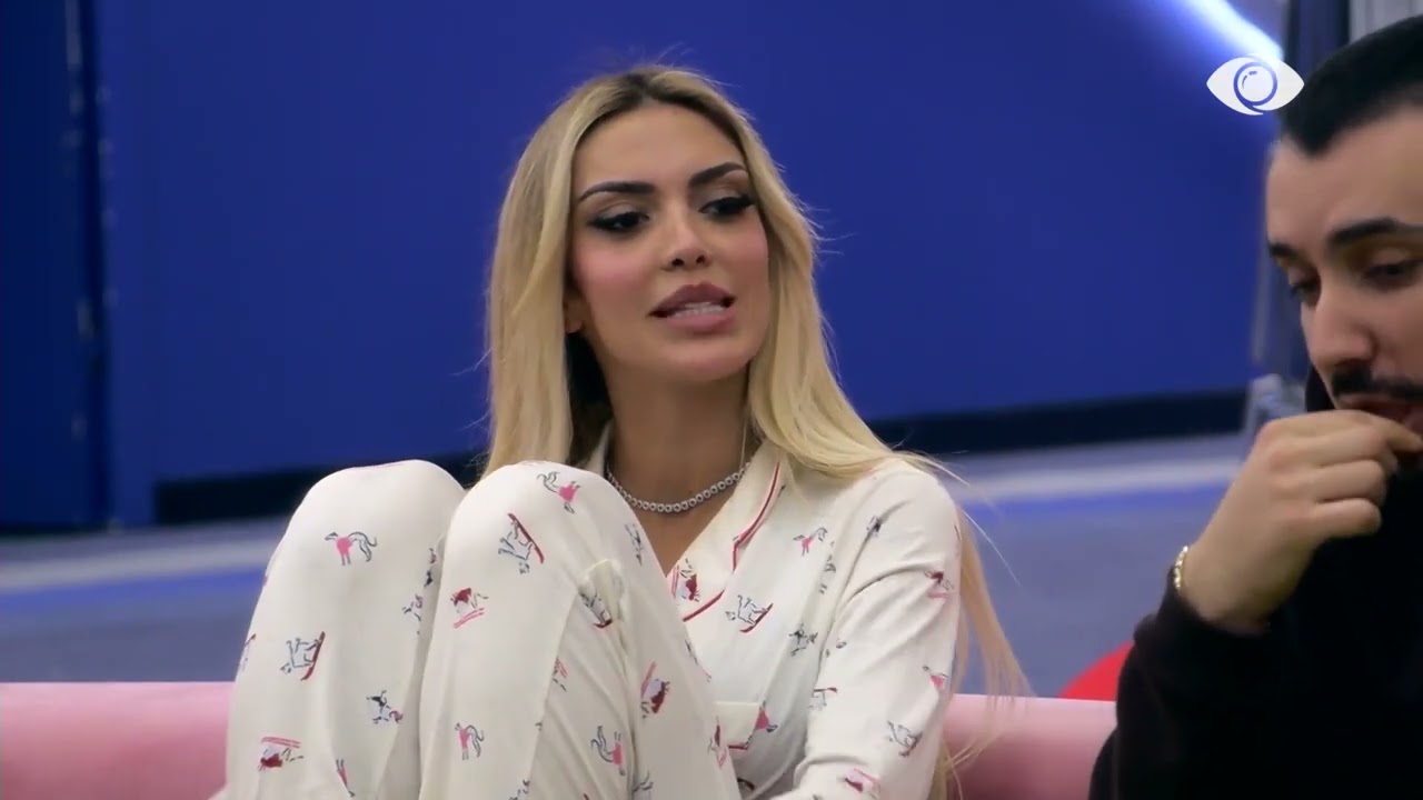 Dy turpat duke ngrënë banane…/ Brikena i drejtohet Keijsit dhe Inës