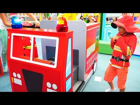 Vlad und Mama tun so, als würden sie im Spielezentrum für Kinder ihren Beruf ausüben