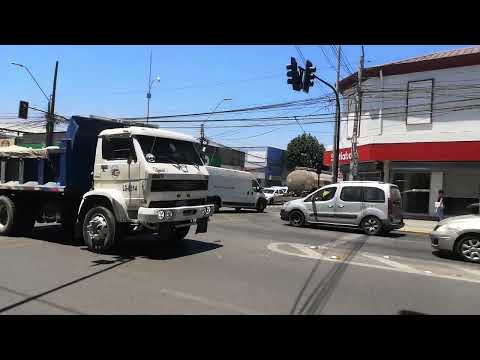 Camión blanco pasando por el centro de Villa alemana 