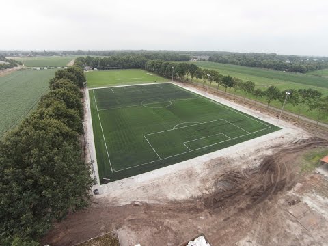 Fly over met 80 km/uur over de nieuwe voetbalvelden van VV Hoeven