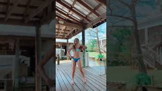 ビーチサイドでノリよくダンス！