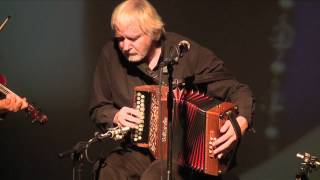 The Máirtín O'Connor Band plays 'The Road West': Traditional Irish Music from LiveTrad.com