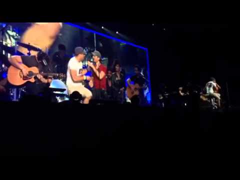 Enrique Iglesias Sings with an Iranian Fan at du Arena , Yas Island, Abu Dhabi 27.11.2015