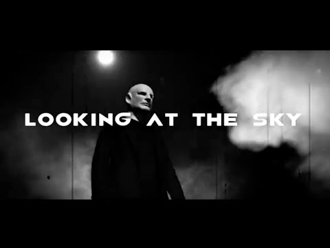 TRAVELERZ - LOOKING AT THE SKY - OFFICIAL CLIP & MUSIC